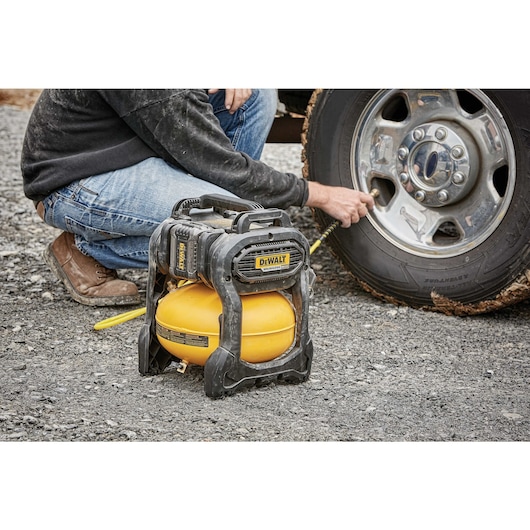 FLEXVOLT® 2.5 GALLON CORDLESS AIR COMPRESSOR being used to inflate a tire tube