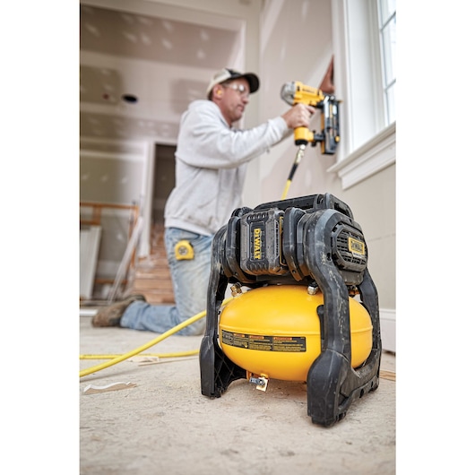 FLEXVOLT® 2.5 GALLON CORDLESS AIR COMPRESSOR in action at a construction site