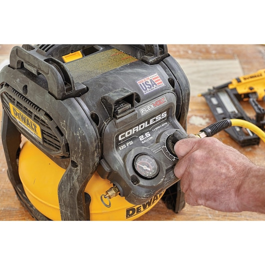 OneTurn™ Regulator feature of FLEXVOLT® 2.5 GALLON CORDLESS AIR COMPRESSOR