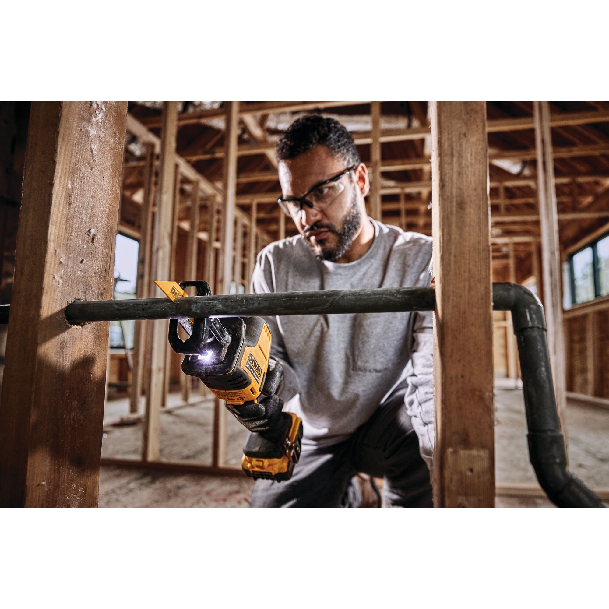 Dewalt one handed on sale reciprocating saw