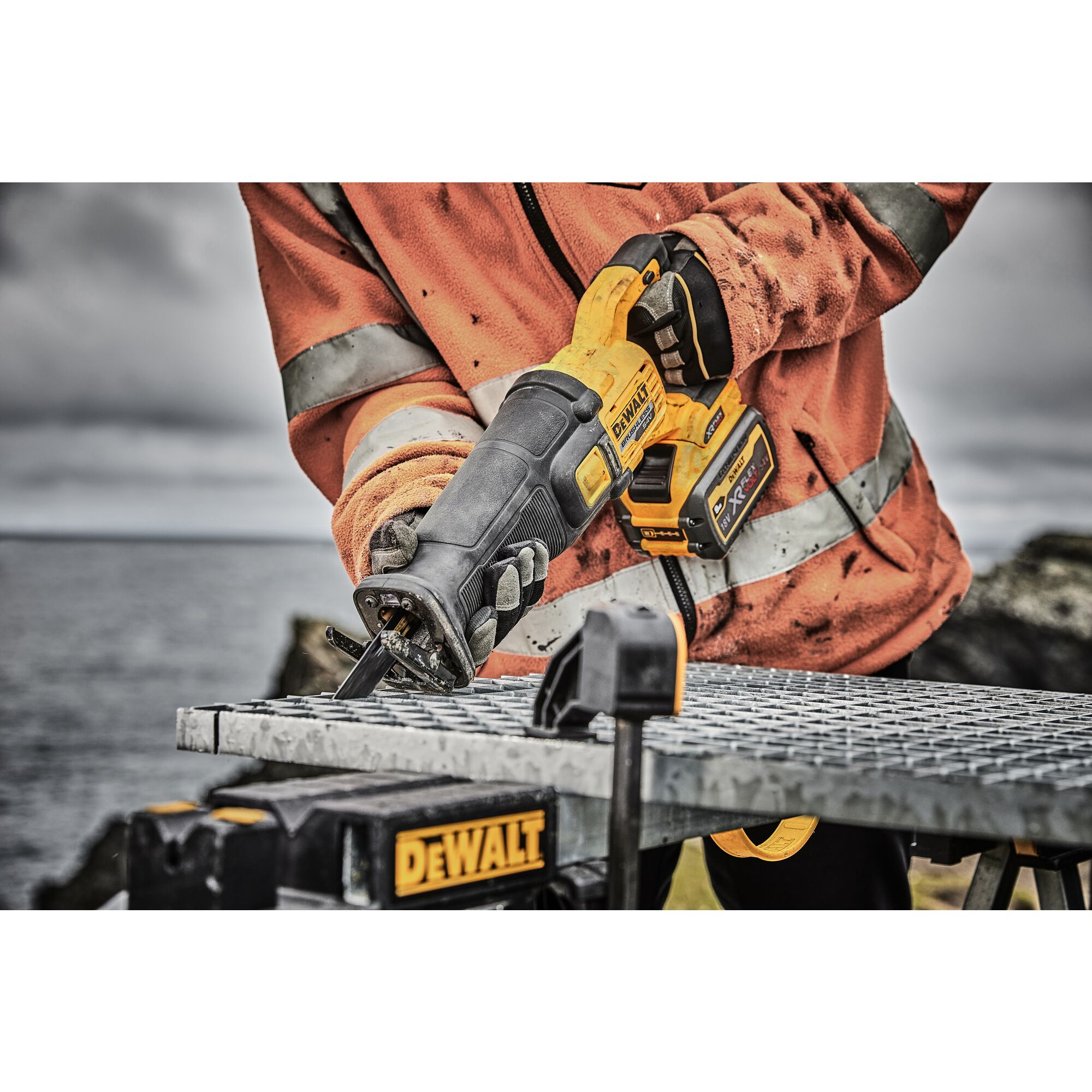 Dewalt dcs388t1 flexvolt 60v max brushless reciprocating best sale saw kit