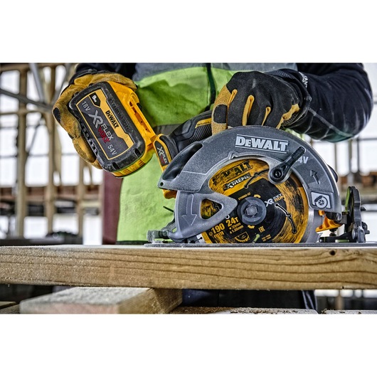 DEWALT tools DCZ507T2-XE, DCS578N, DCZ503X2-XE in use on wood in construction. Product category: Photography.