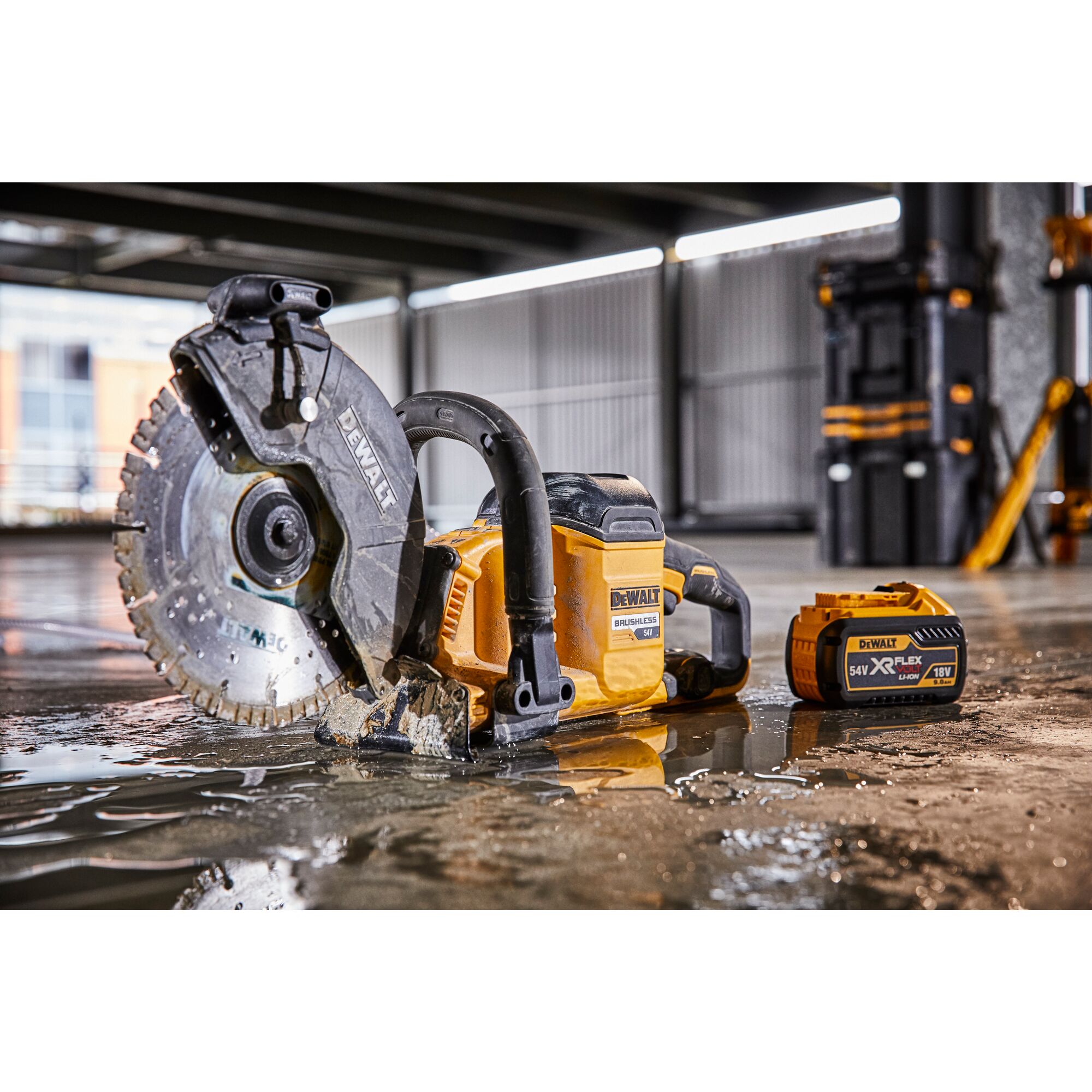 60V Max 230mm concrete cut off saw DEWALT