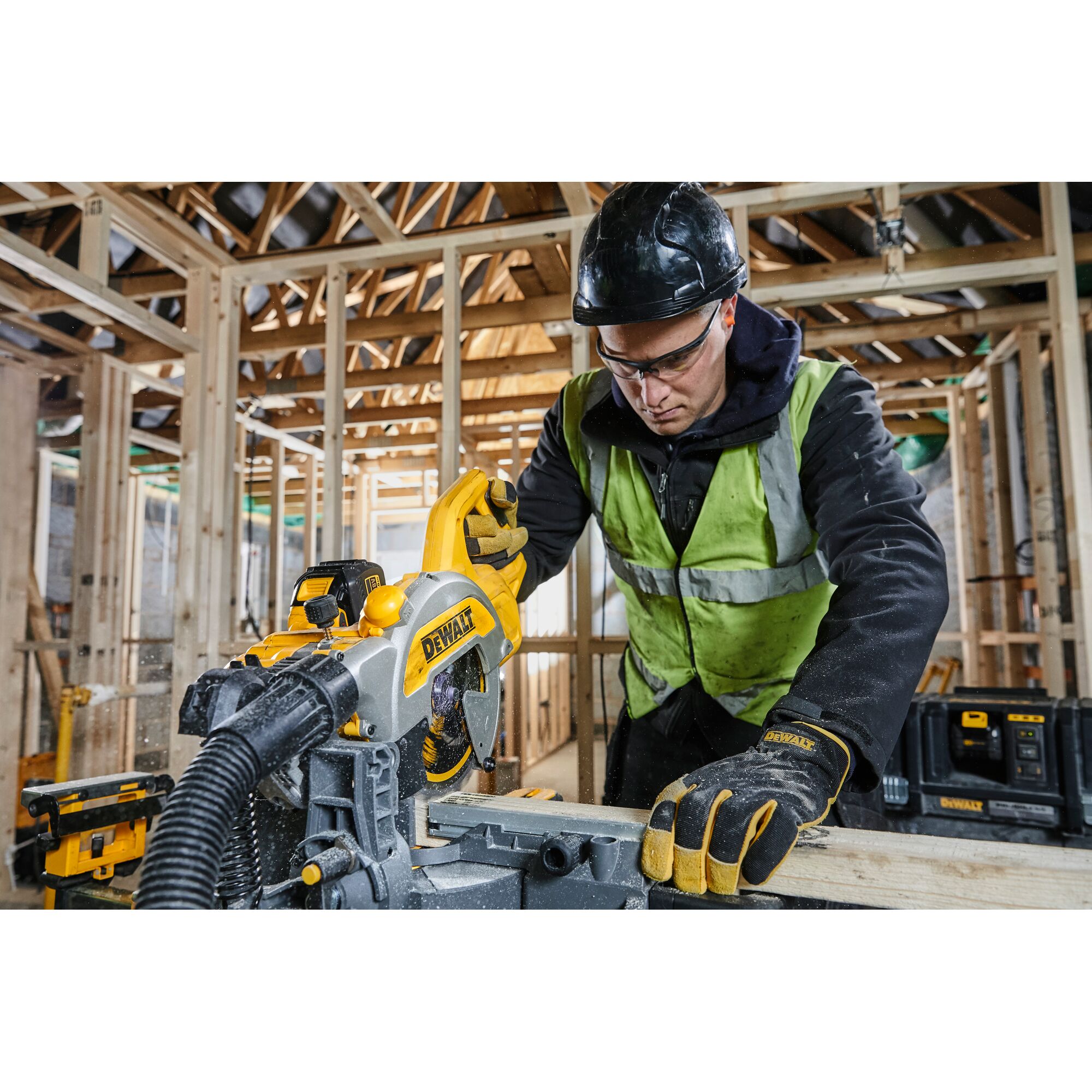 54V XR FLEXVOLT 216mm Mitre Saw - 2 x 6Ah | DEWALT