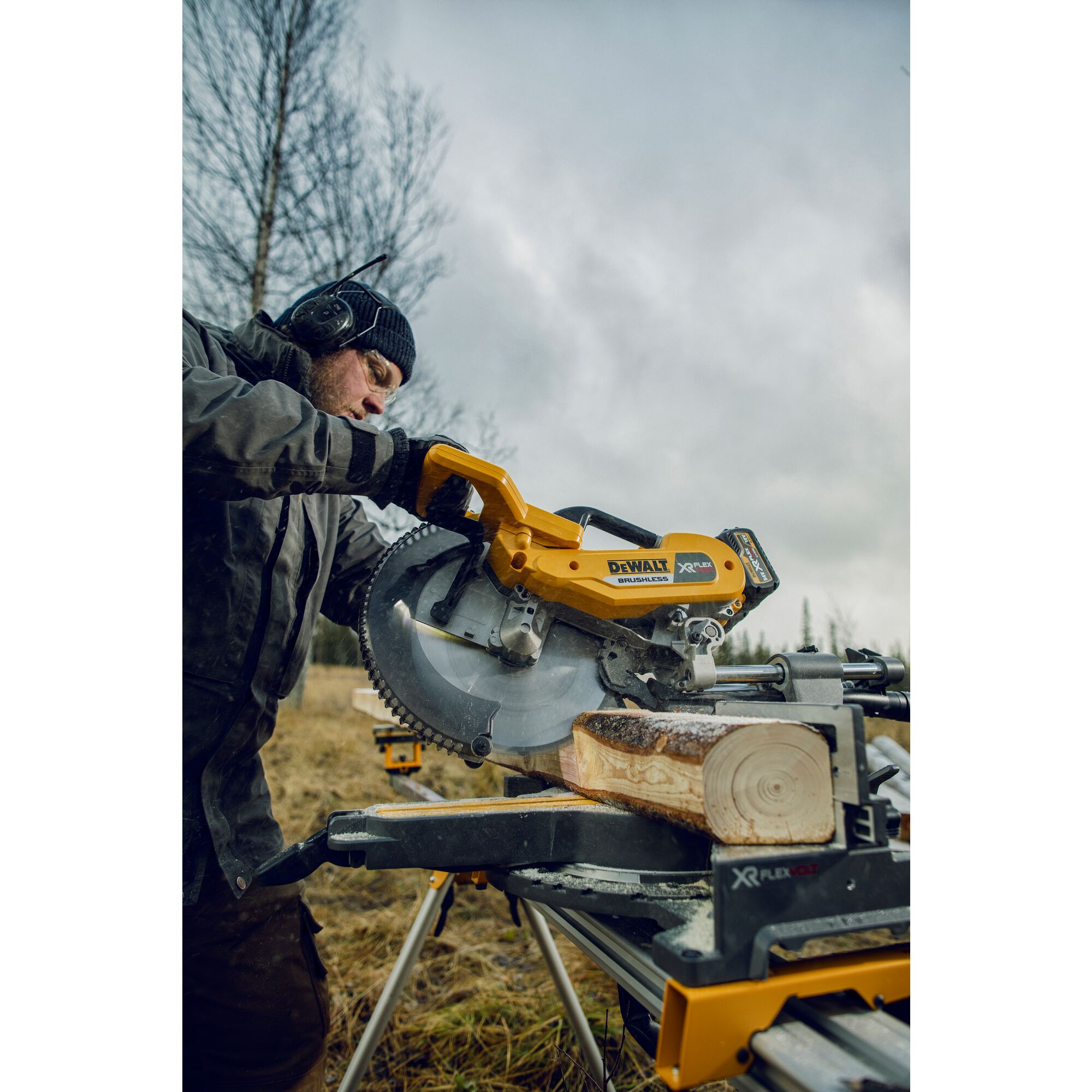 Dewalt 305mm deals cordless mitre saw