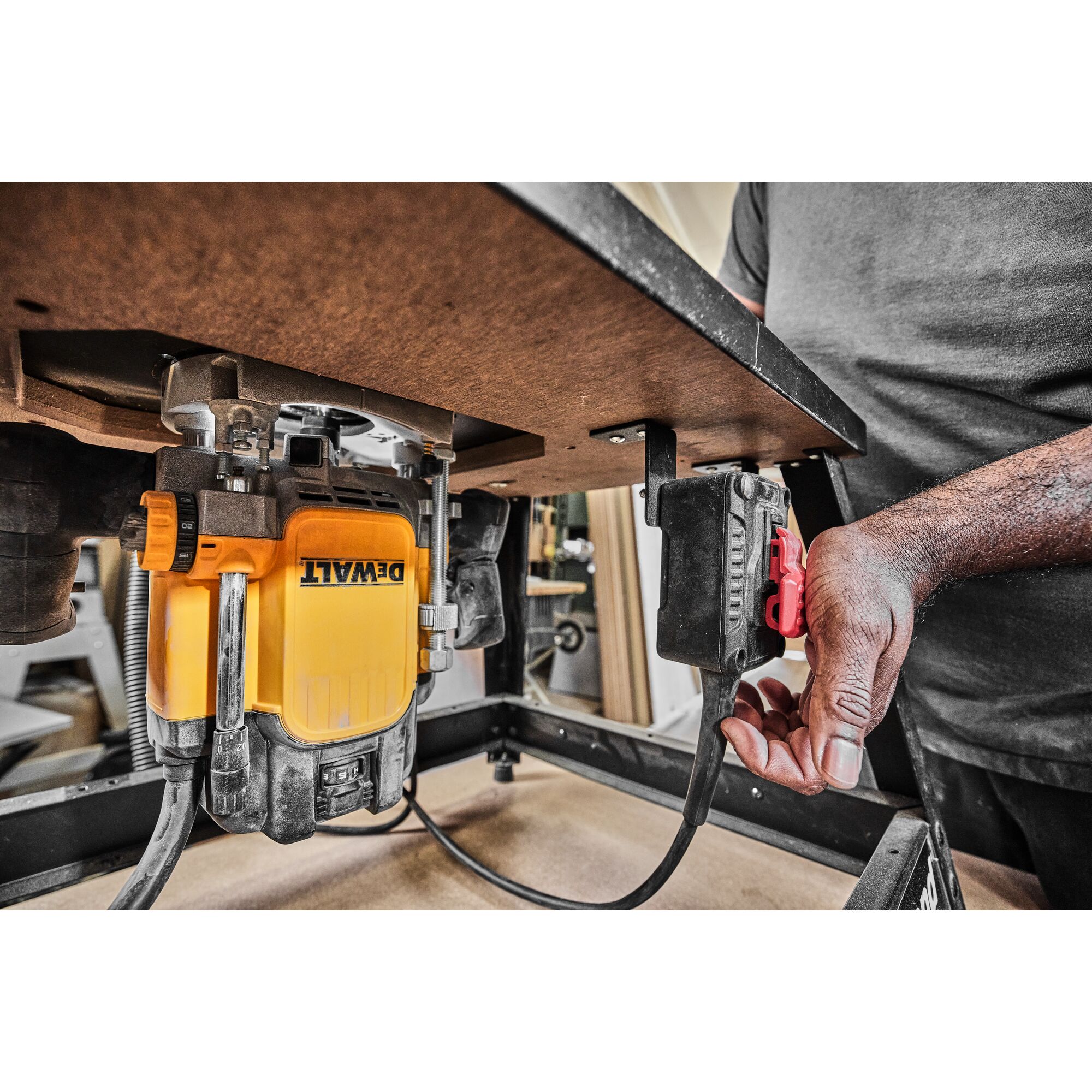 Dewalt cordless best sale plunge router