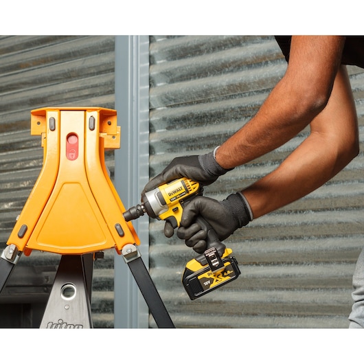 18V XR Li-Ion Compact Impact Wrench - 2 X 2Ah