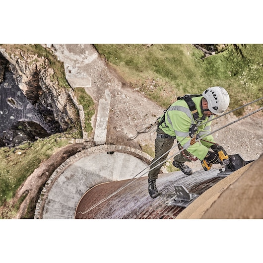 18V XR Brushless Compact High Torque 1/2" Impact Wrench - 2 X 5Ah