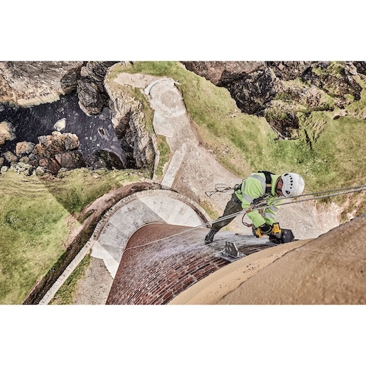 18V XR Brushless Compact High Torque 1/2" Impact Wrench - 2 X 5Ah