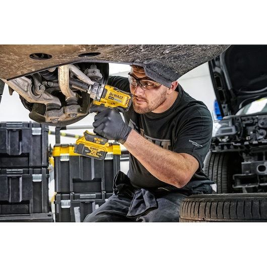 18V XR Brushless Compact High Torque 1/2" Impact Wrench - 2 X 5Ah