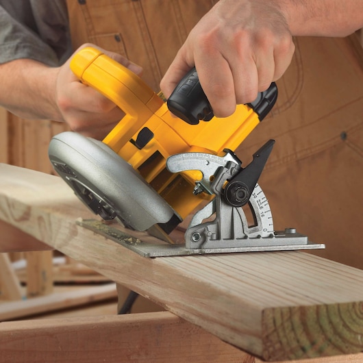 7 and one quarter inch lightweight circular saw sawing through a wooden board.